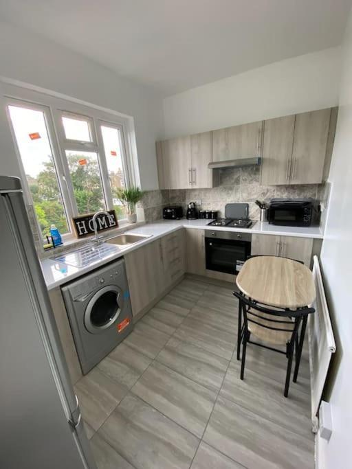 2 Bedroom Flat In ロンドン エクステリア 写真